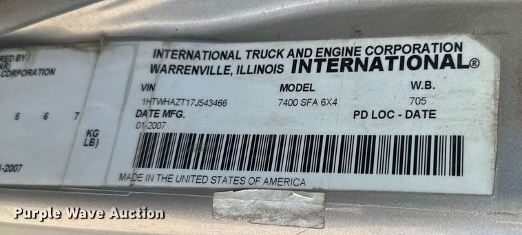 image for item EJ0221 2007 International  7400 flatbed truck