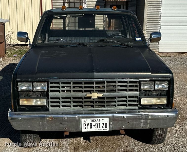 image for item EJ0226 1987 Chevrolet  R20 tow truck