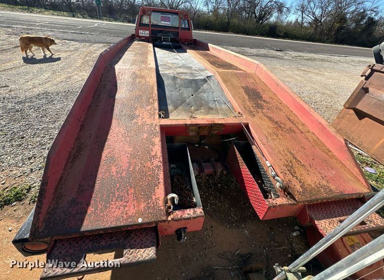 image for item EJ0226 1987 Chevrolet  R20 tow truck