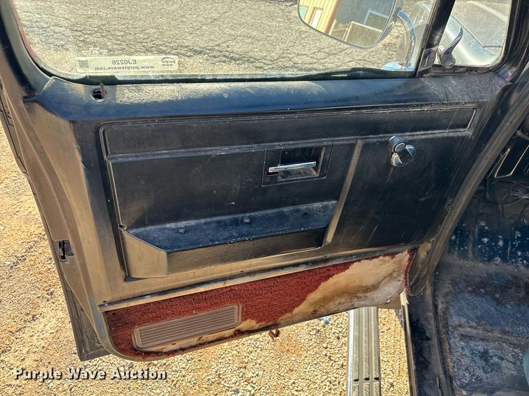 image for item EJ0226 1987 Chevrolet  R20 tow truck