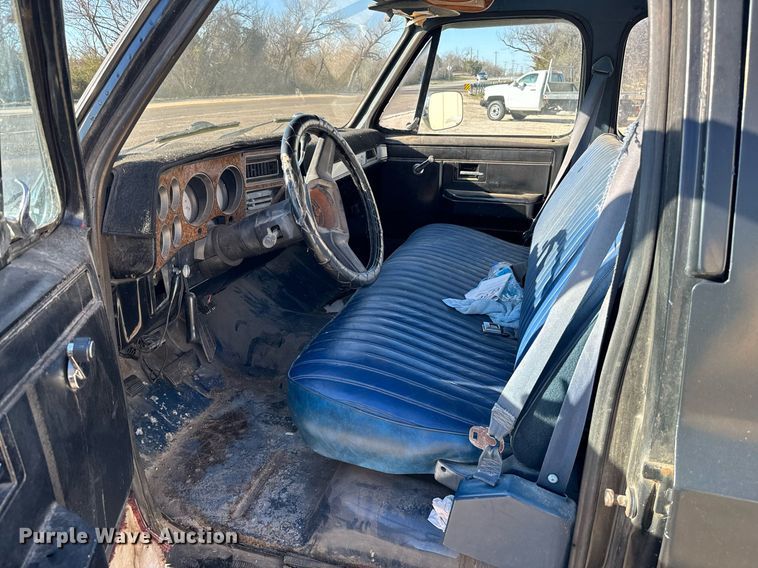 image for item EJ0226 1987 Chevrolet  R20 tow truck