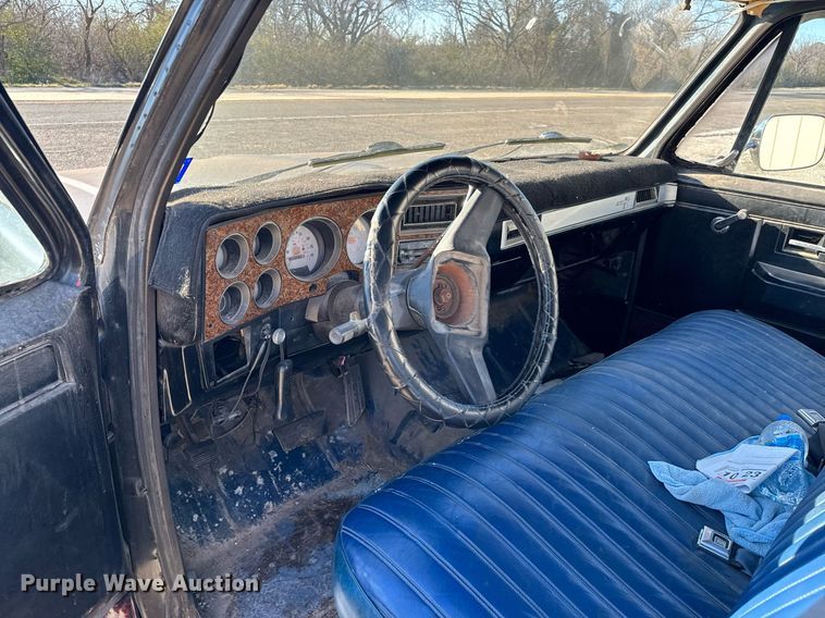 image for item EJ0226 1987 Chevrolet  R20 tow truck