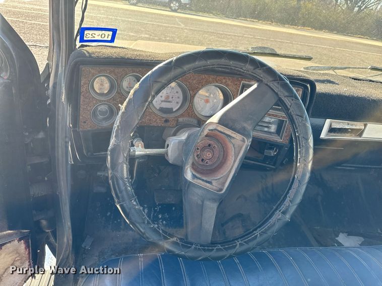 image for item EJ0226 1987 Chevrolet  R20 tow truck