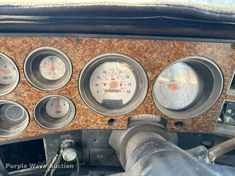 image for item EJ0226 1987 Chevrolet  R20 tow truck