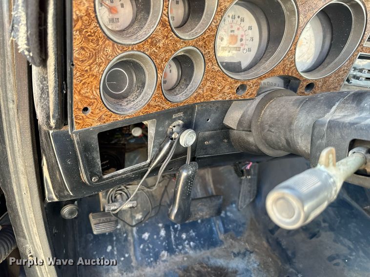 image for item EJ0226 1987 Chevrolet  R20 tow truck