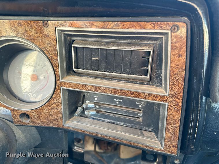 image for item EJ0226 1987 Chevrolet  R20 tow truck