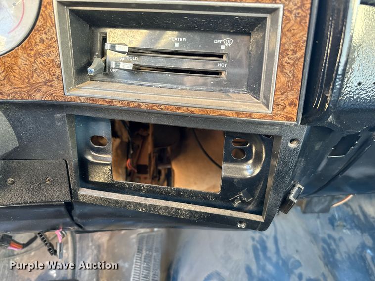 image for item EJ0226 1987 Chevrolet  R20 tow truck