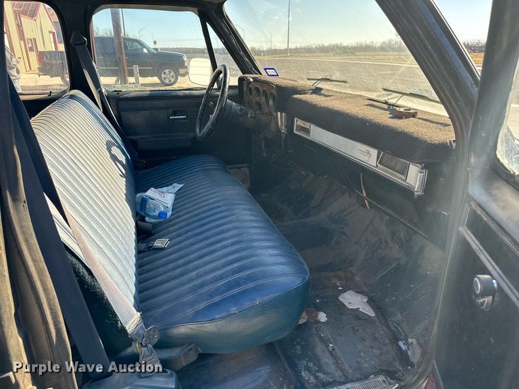 image for item EJ0226 1987 Chevrolet  R20 tow truck