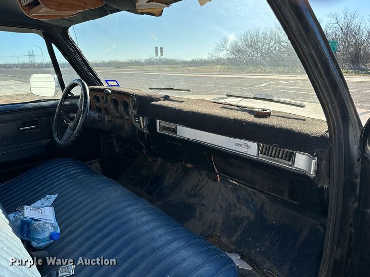 image for item EJ0226 1987 Chevrolet  R20 tow truck