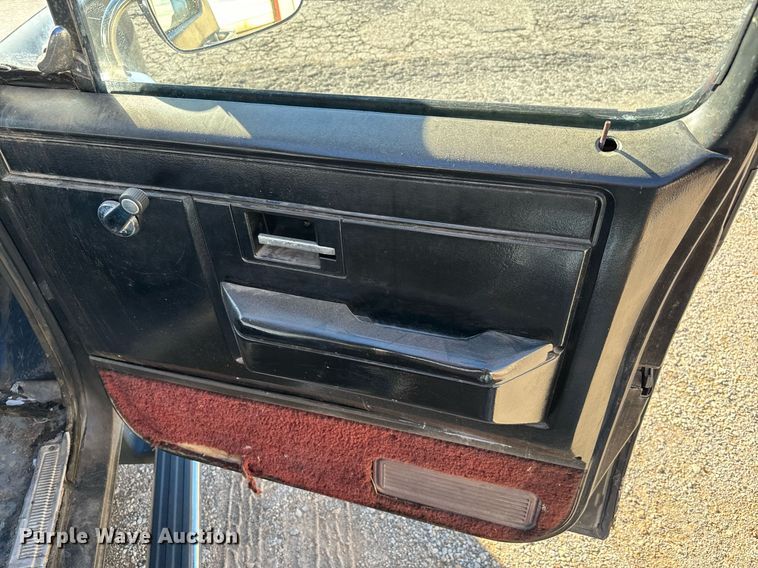 image for item EJ0226 1987 Chevrolet  R20 tow truck