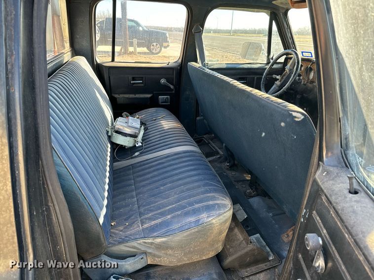 image for item EJ0226 1987 Chevrolet  R20 tow truck