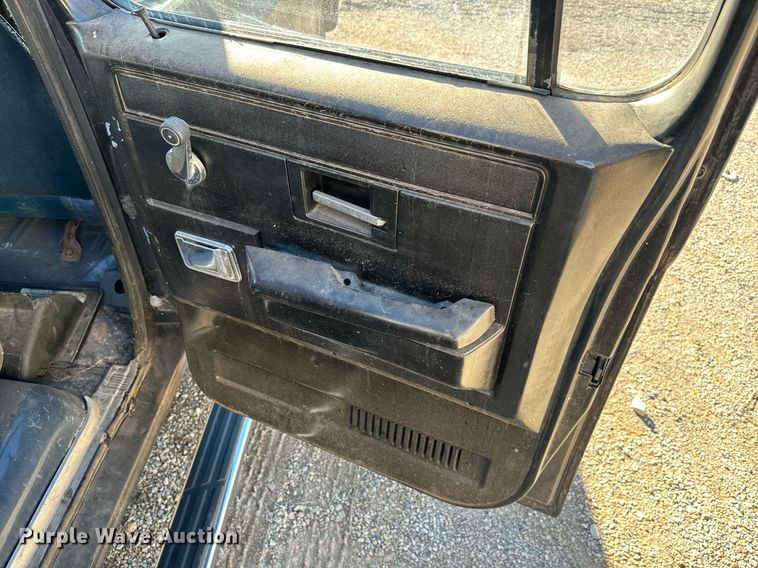 image for item EJ0226 1987 Chevrolet  R20 tow truck