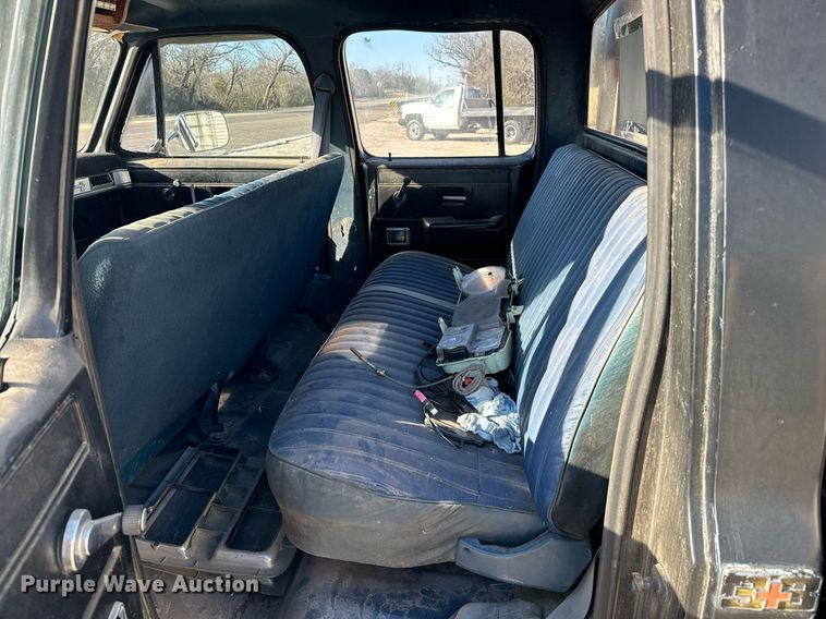 image for item EJ0226 1987 Chevrolet  R20 tow truck