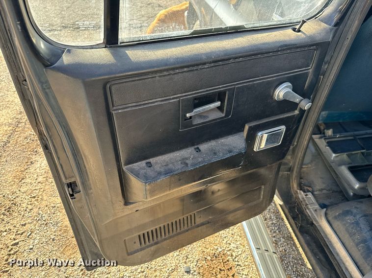 image for item EJ0226 1987 Chevrolet  R20 tow truck