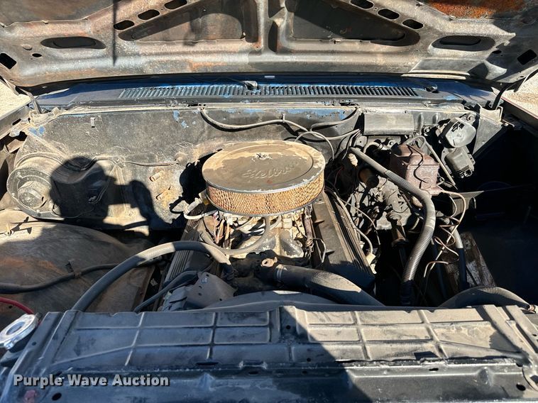 image for item EJ0226 1987 Chevrolet  R20 tow truck