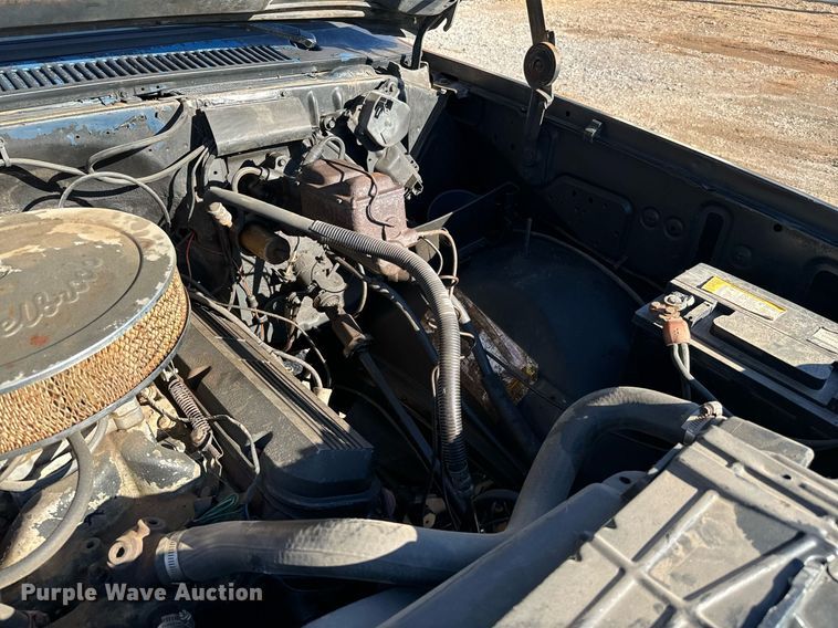 image for item EJ0226 1987 Chevrolet  R20 tow truck