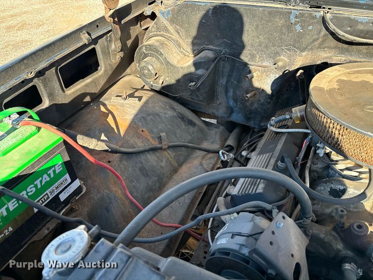 image for item EJ0226 1987 Chevrolet  R20 tow truck