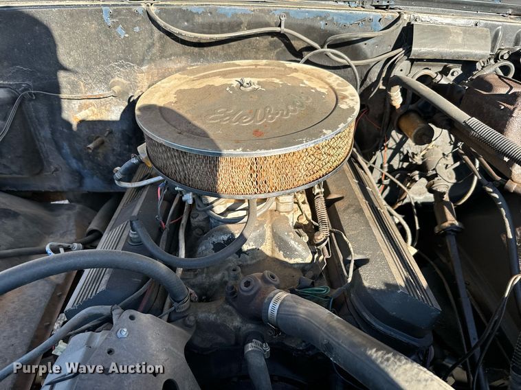 image for item EJ0226 1987 Chevrolet  R20 tow truck