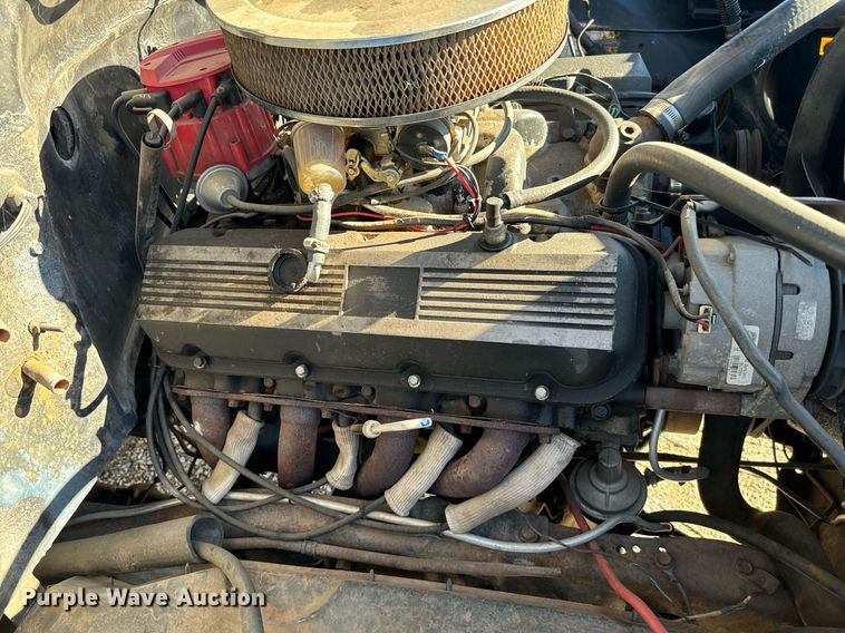 image for item EJ0226 1987 Chevrolet  R20 tow truck