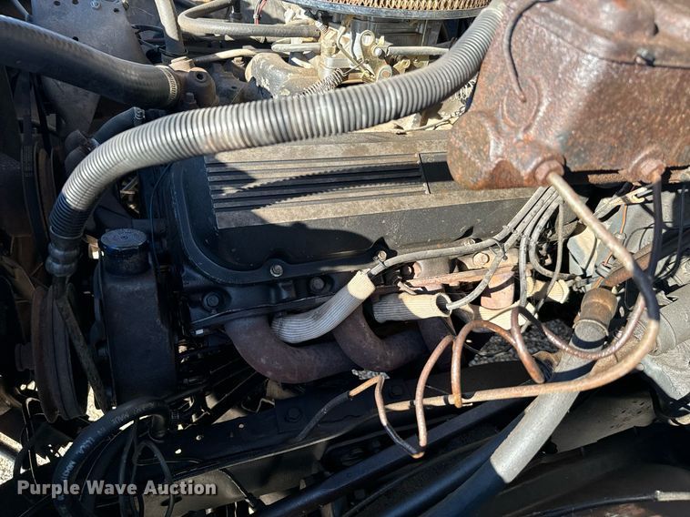 image for item EJ0226 1987 Chevrolet  R20 tow truck