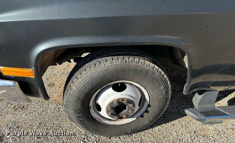 image for item EJ0226 1987 Chevrolet  R20 tow truck