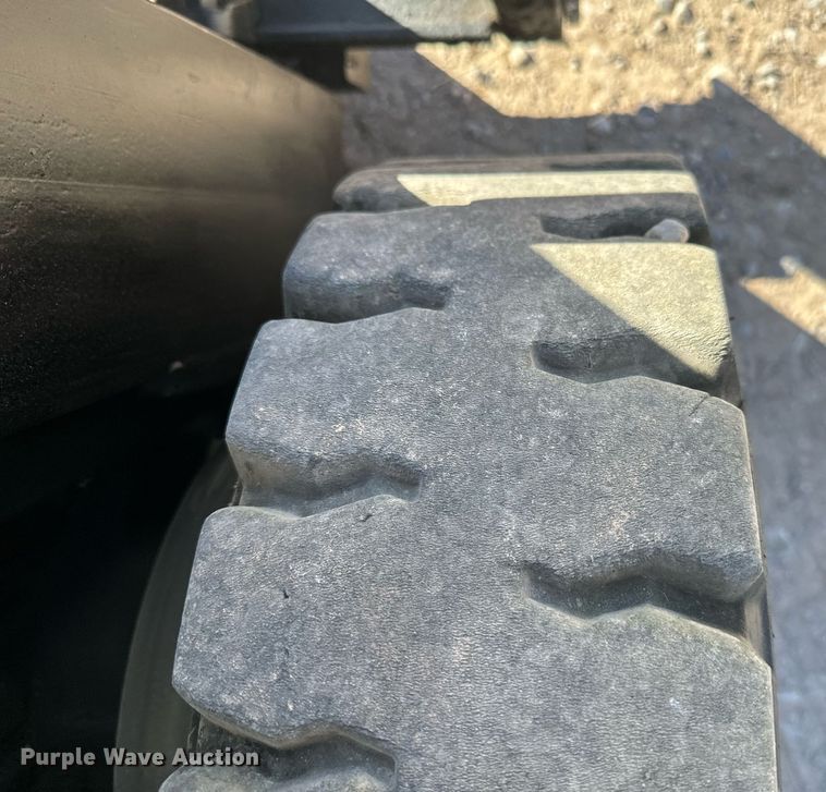 image for item EJ0265 Yale GLP050VXEUSE090 forklift