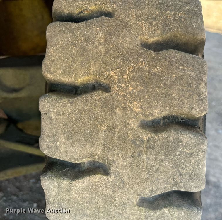 image for item EJ0265 Yale GLP050VXEUSE090 forklift