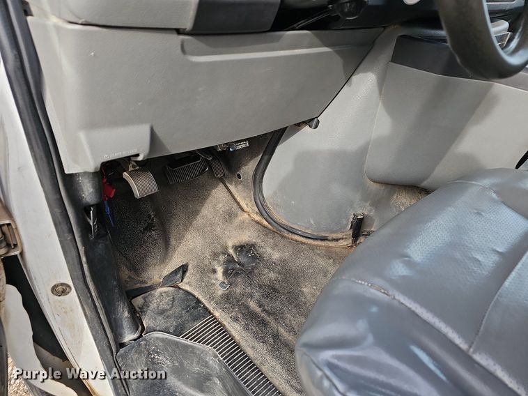 image for item EJ5856 2012 Ford E350 Super Duty box truck