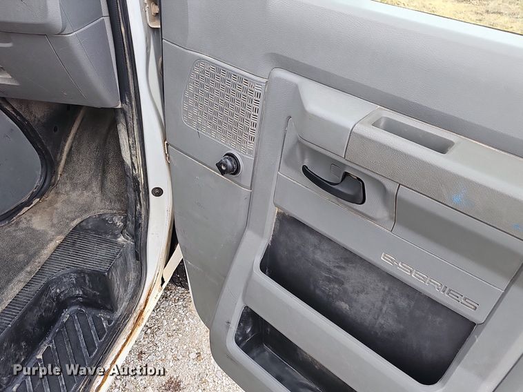 image for item EJ5856 2012 Ford E350 Super Duty box truck