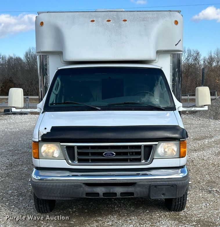 image for item EK4027 2004 Ford E450 Super Duty box truck