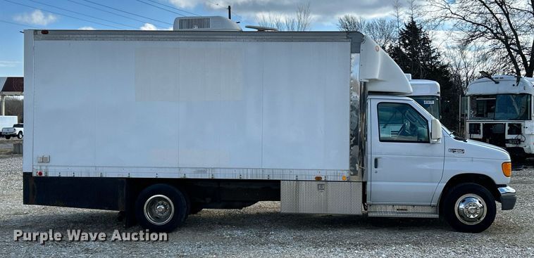 image for item EK4027 2004 Ford E450 Super Duty box truck