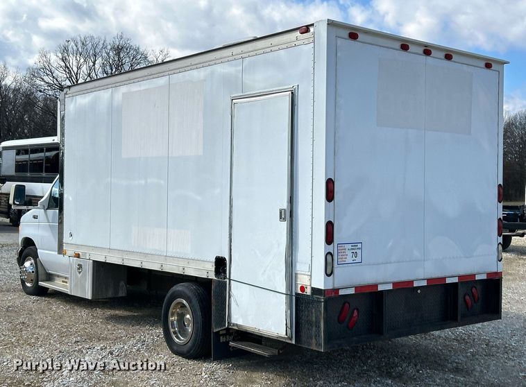 image for item EK4027 2004 Ford E450 Super Duty box truck