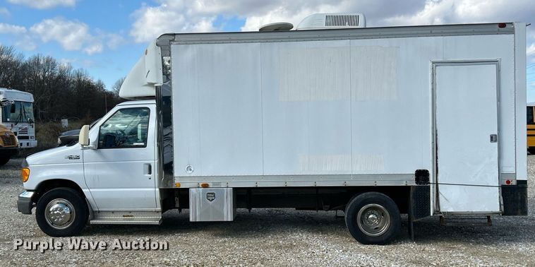 image for item EK4027 2004 Ford E450 Super Duty box truck