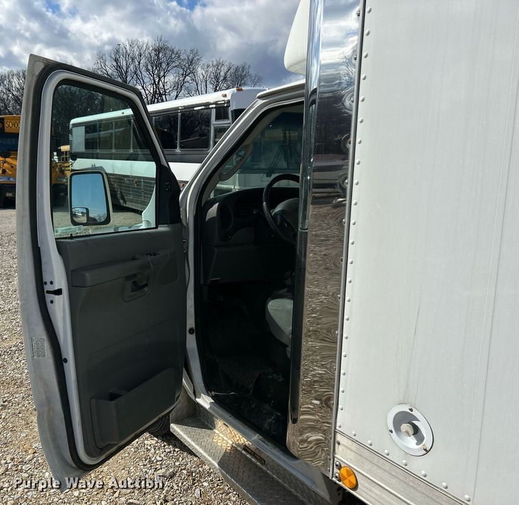 image for item EK4027 2004 Ford E450 Super Duty box truck