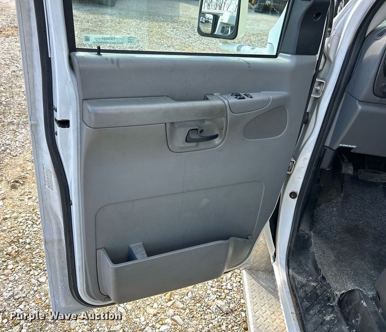 image for item EK4027 2004 Ford E450 Super Duty box truck