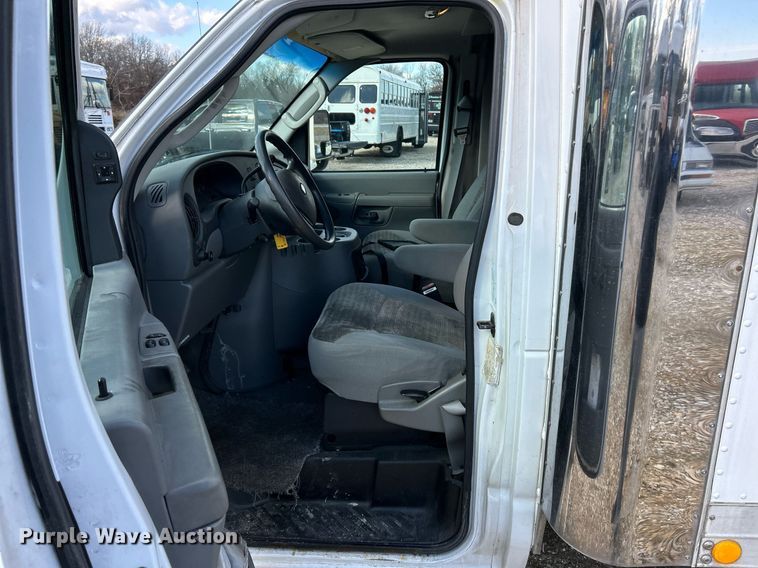 image for item EK4027 2004 Ford E450 Super Duty box truck