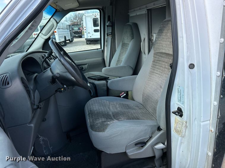 image for item EK4027 2004 Ford E450 Super Duty box truck