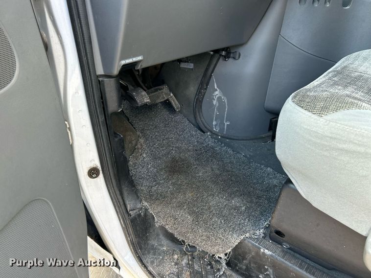 image for item EK4027 2004 Ford E450 Super Duty box truck