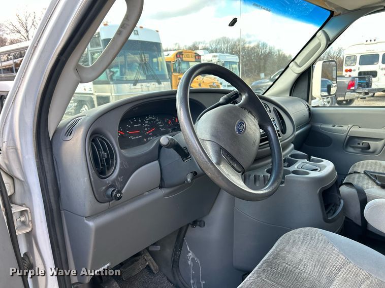 image for item EK4027 2004 Ford E450 Super Duty box truck