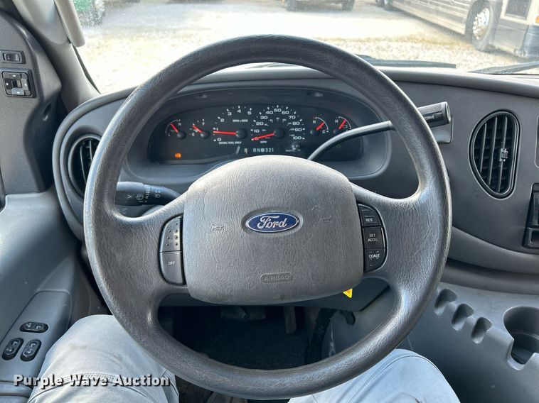 image for item EK4027 2004 Ford E450 Super Duty box truck