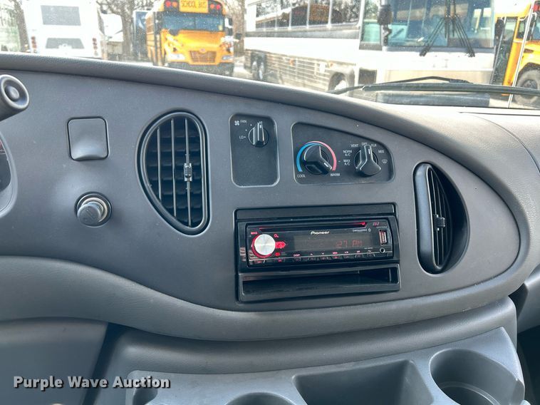 image for item EK4027 2004 Ford E450 Super Duty box truck