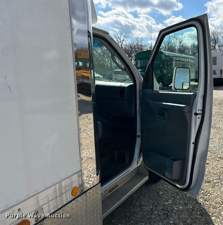 image for item EK4027 2004 Ford E450 Super Duty box truck