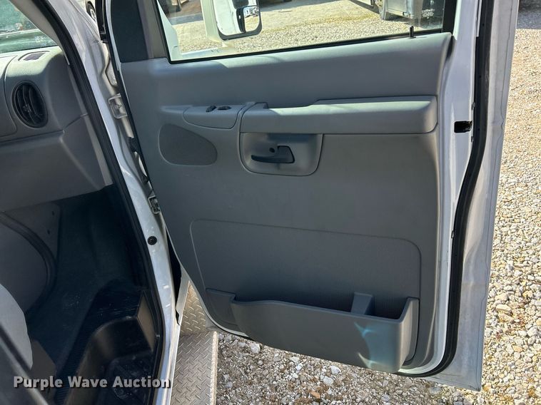 image for item EK4027 2004 Ford E450 Super Duty box truck