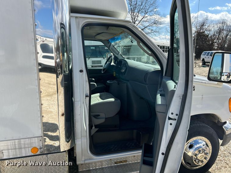 image for item EK4027 2004 Ford E450 Super Duty box truck