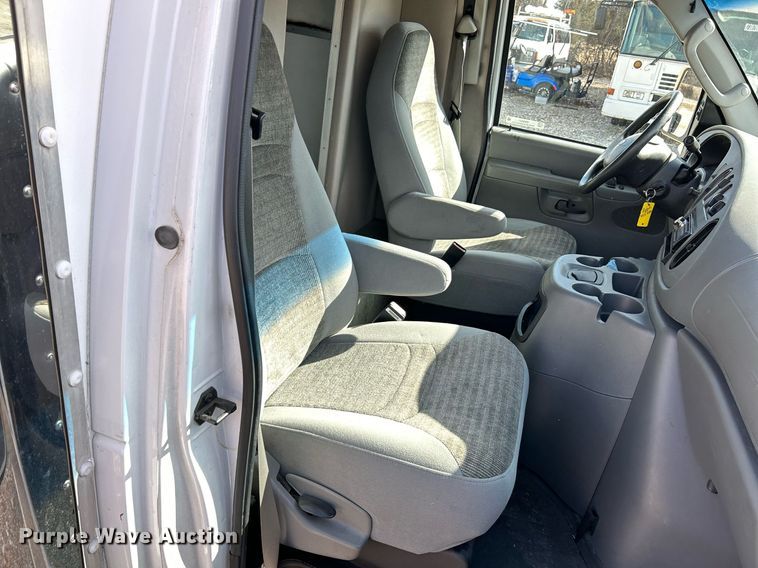 image for item EK4027 2004 Ford E450 Super Duty box truck