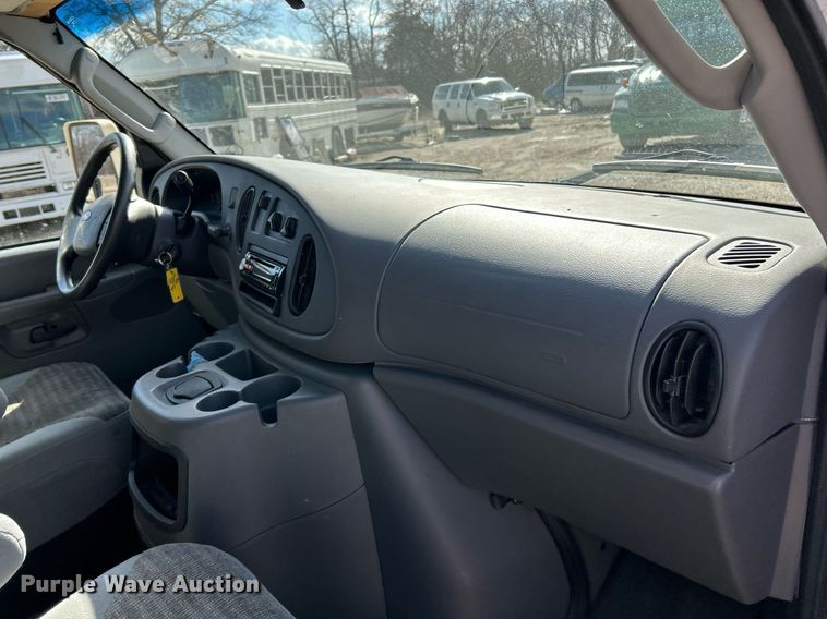 image for item EK4027 2004 Ford E450 Super Duty box truck