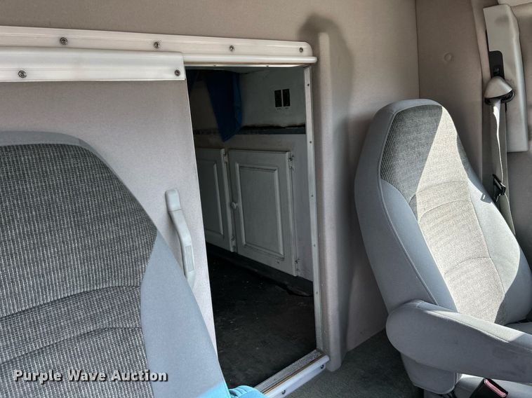 image for item EK4027 2004 Ford E450 Super Duty box truck