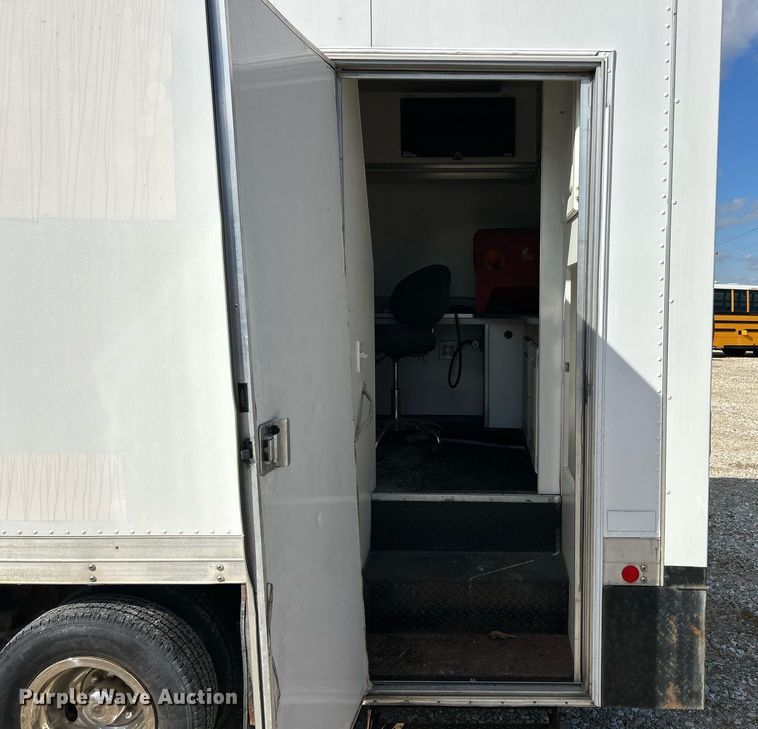 image for item EK4027 2004 Ford E450 Super Duty box truck