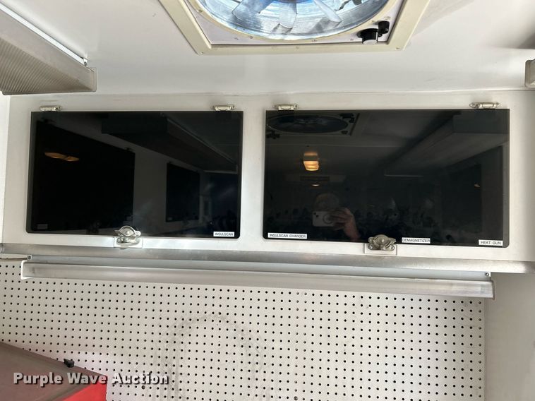 image for item EK4027 2004 Ford E450 Super Duty box truck