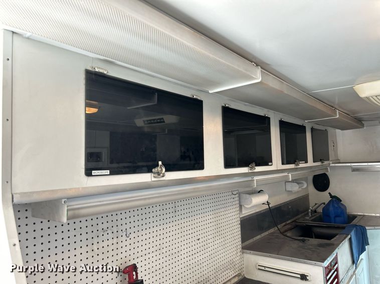 image for item EK4027 2004 Ford E450 Super Duty box truck